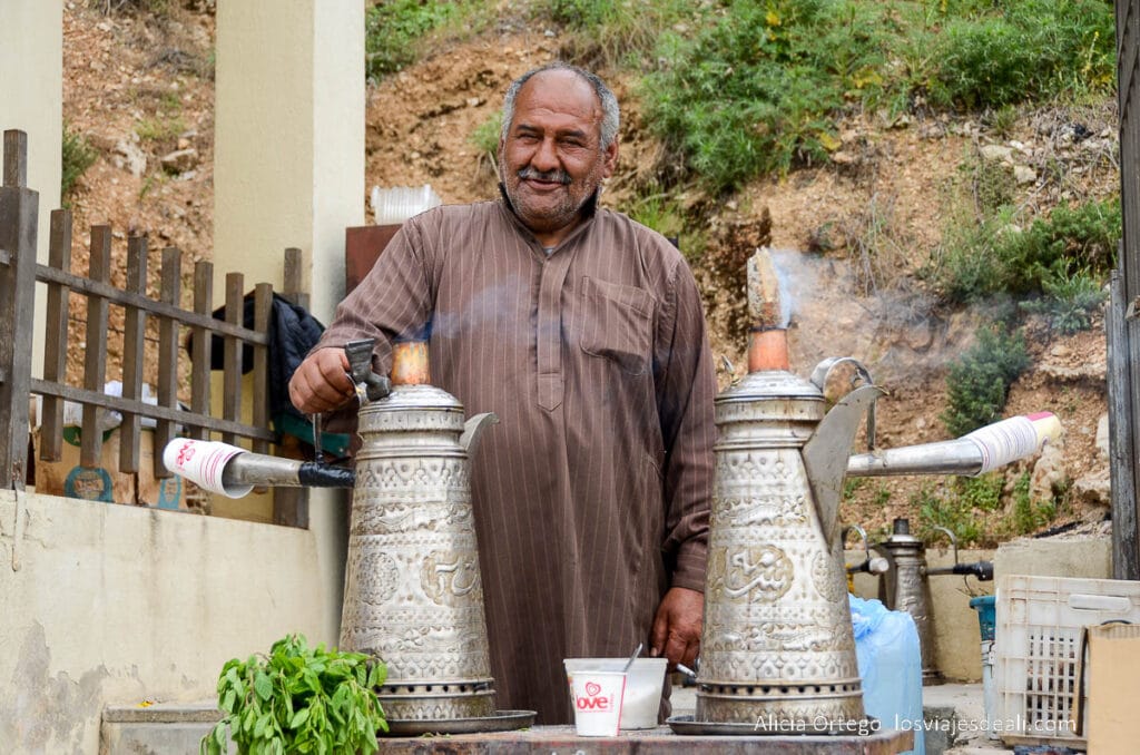 señor vendiendo cafe en castillo ajlum jordania