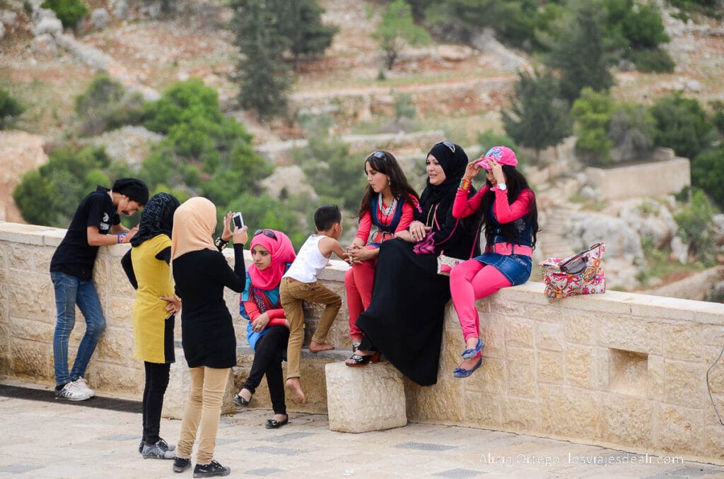 mujeres de jordania con pañuelos en la cabeza