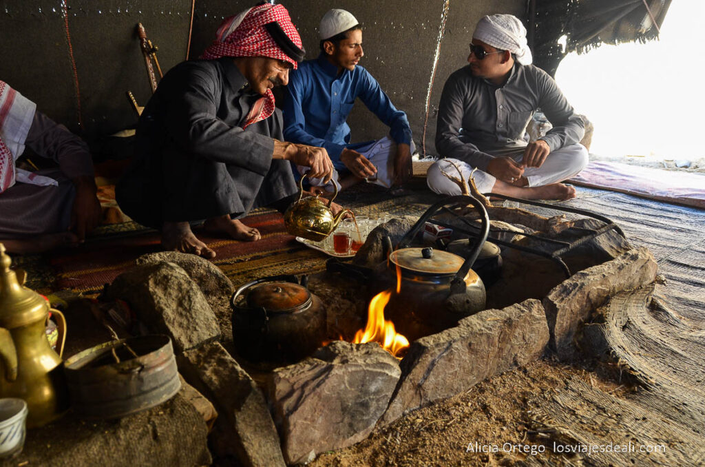 preparando el té en una jaima de wadi rum jordania en 6 días