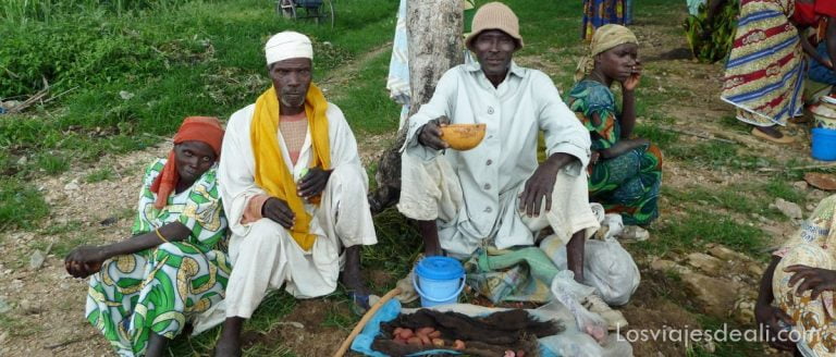 Montes Mandara: la hora de los borrachos en el mercado semanal 19 mercado montes mandara