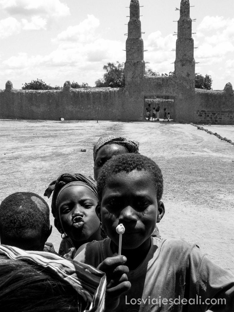 Bani, la ciudad de las 7 mezquitas 13 niños poniendo caras ante la cámara en la gran mezquita de Bani