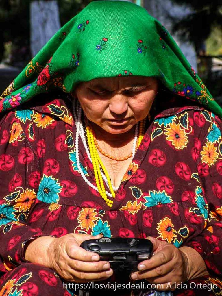Guía de Samarcanda: qué ver en la joya de la Ruta de la Seda (Uzbekistán) 66 mujer de Samarcanda