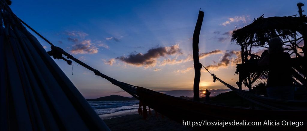 emociones que experimentas cuando viajas: Mariposas en el estómago, miedo, sorpresa, egoísmo, felicidad... 14 emociones que experimentas cuando viajas galapagos
