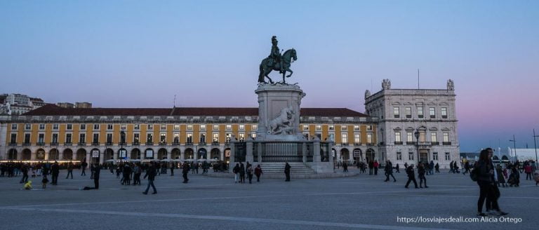 plaza del comercio al anochecer