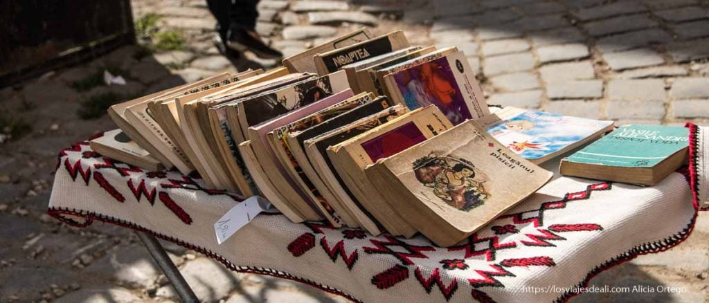 Lecturas de verano: literatura y relatos de viaje que te atraparán 6 puesto de libros en la calle en Brasov lecturas de verano