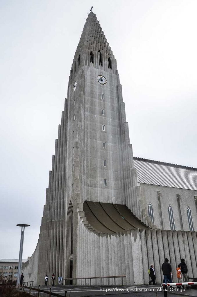 iglesia de Reykjavik que imita columnas de basalto