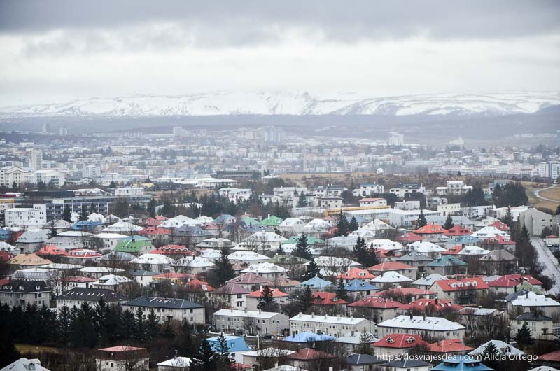 vistas de Reykjavik con sus casas de colores y las montañas nevadas de fondo
