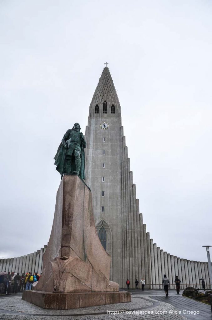 estatua de Erik el Rojo en reykjavik