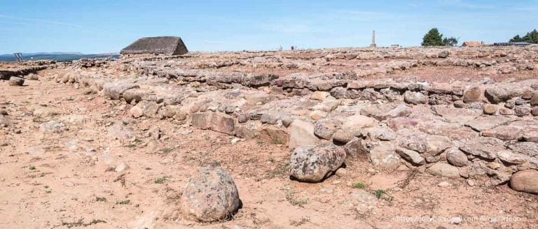 Ruta temática: explorando la Soria Romana 12 casa romana con techo de paja en el yacimiento de numancia soria romana