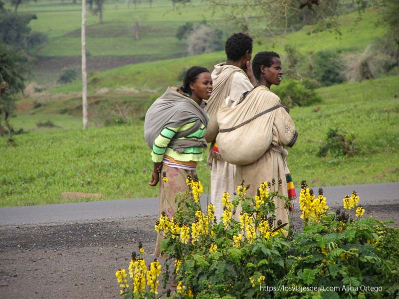 Gondar, castillos medievales en Africa 52 mujeres con bebés a la espalda de camino a gondar