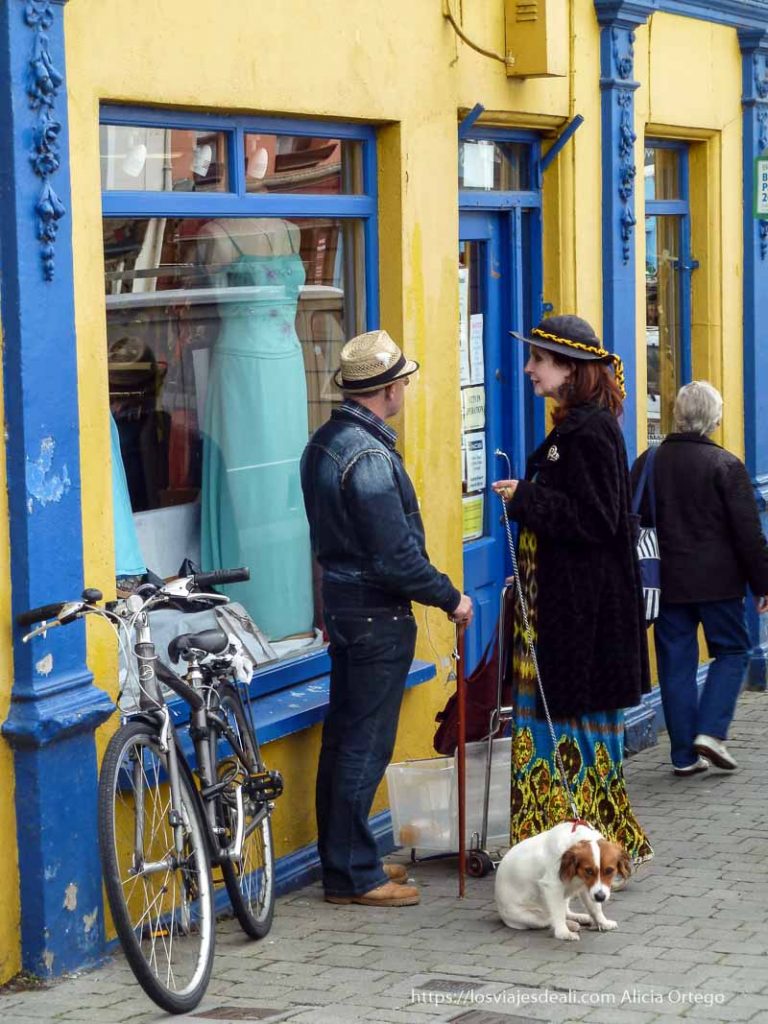 señora con sombrero y perro hablando con señor con sombrero de paja en kilkenny