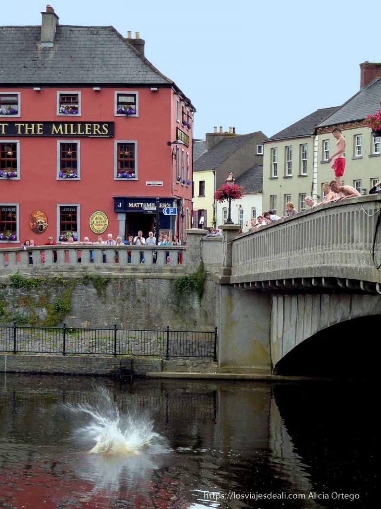 chicos tirándose al río desde un puente en kilkenny
