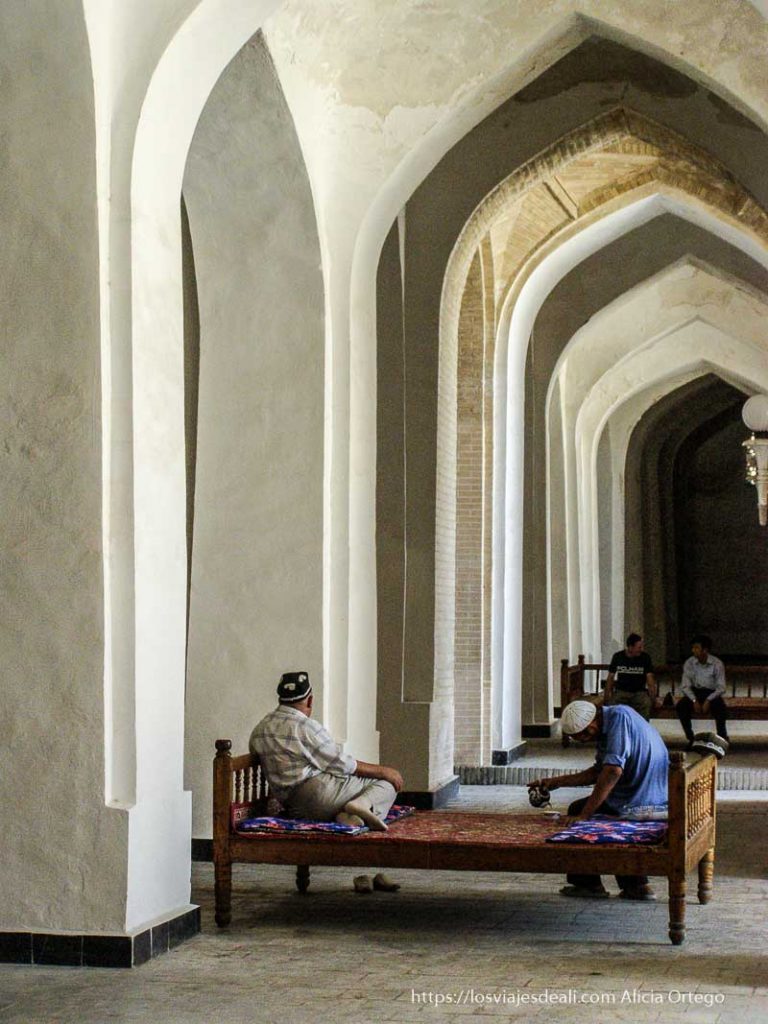 Bukhara, qué ver en 2 días en la ciudad más auténtica de Uzbekistán 36 hombres tomando té bajo arcos encalados en bukhara