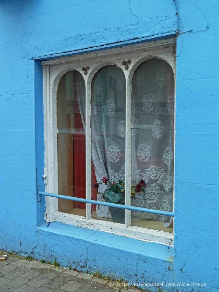 ventana con fachada azul en dingle