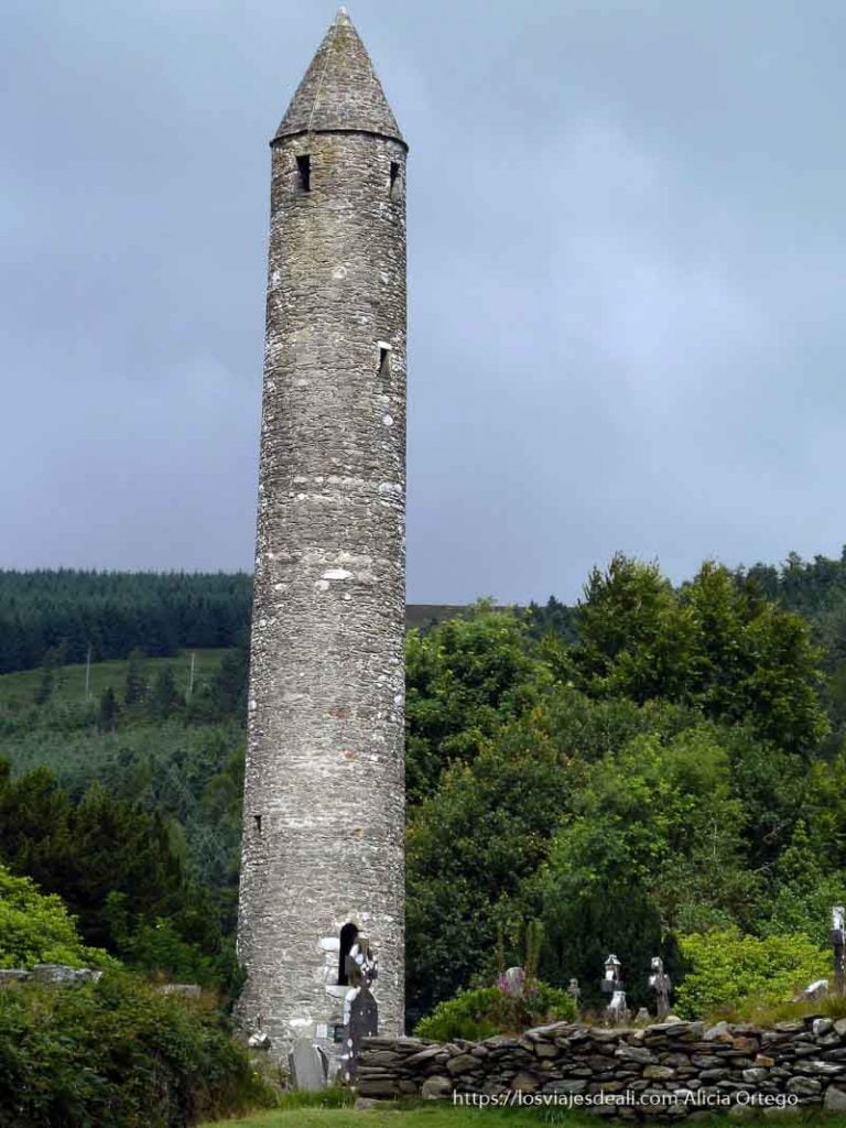 Qué ver en Glendalough: Guía del valle monástico más mágico de Irlanda 62 torre cilíndrica muy alta con tejado acabado en punto de glendalough de piedra