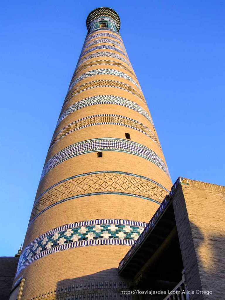 torre de ladrillos y azulejos khiva