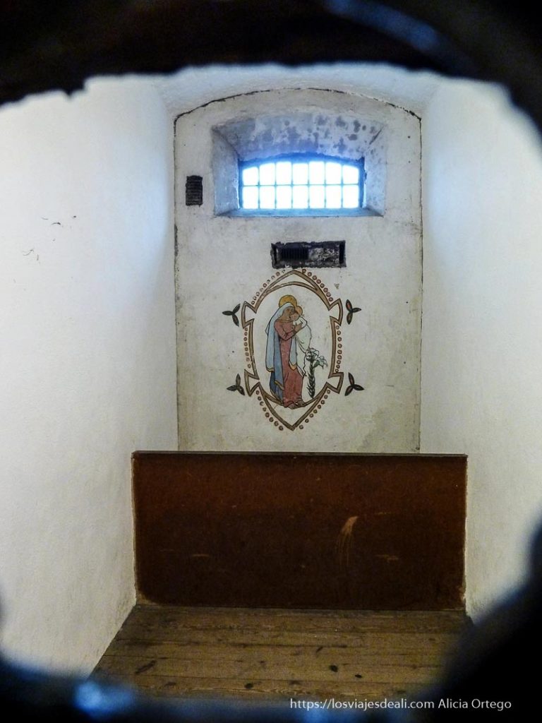 Visitar la Prisión de Kilmainham: un viaje al alma y a la historia de Dublín 68 interior de celda con virgen pintada al fondo prisión de kilmainham