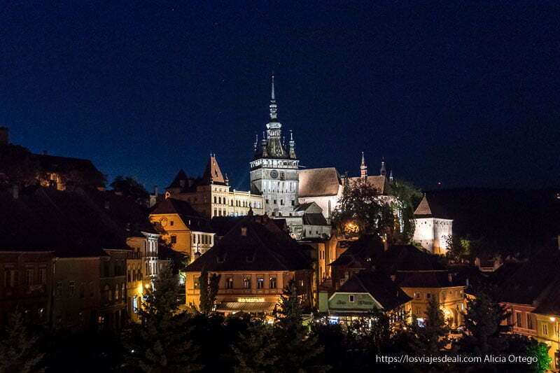 vista de la torre y ciudadela de sighisoara de noche