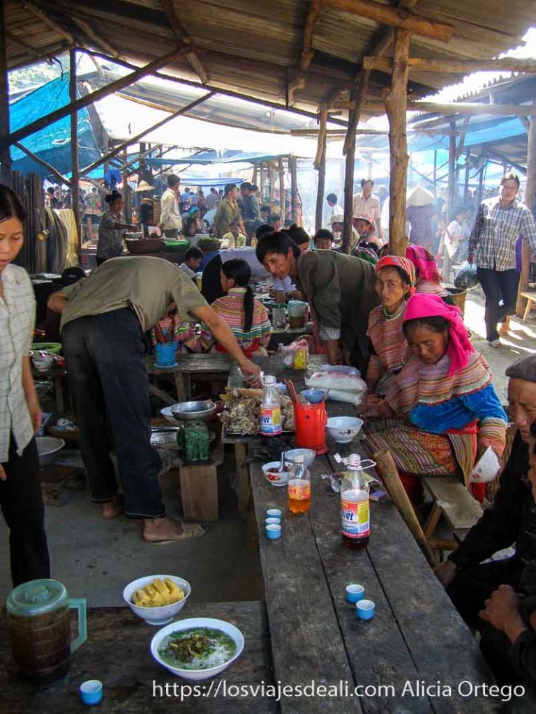 puesto de comida en el mercado de bac ha