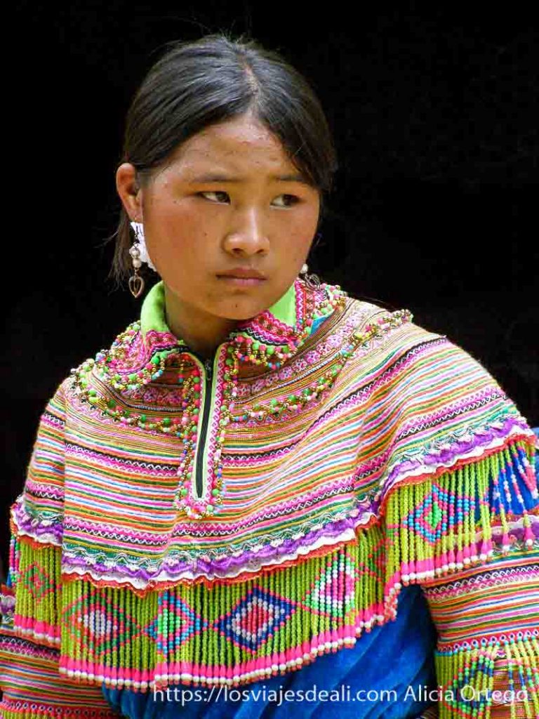 retrato de una joven guapísima con su traje de colores el norte de vietnam