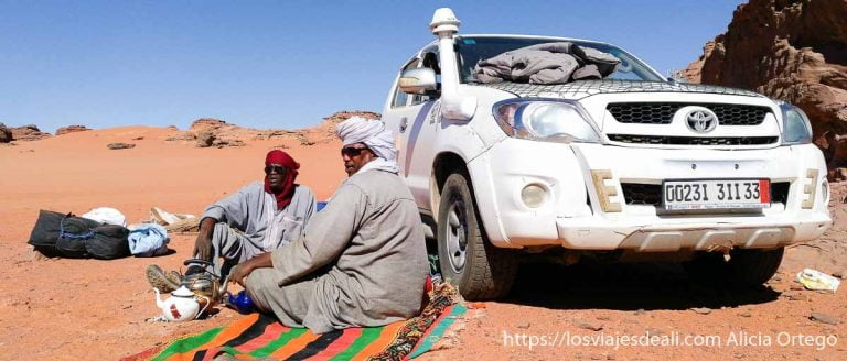 Tuareg: los fascinantes "hombres azules" del Sahara 5 tuareg en el tadrart preparando té junto al coche de la expedición