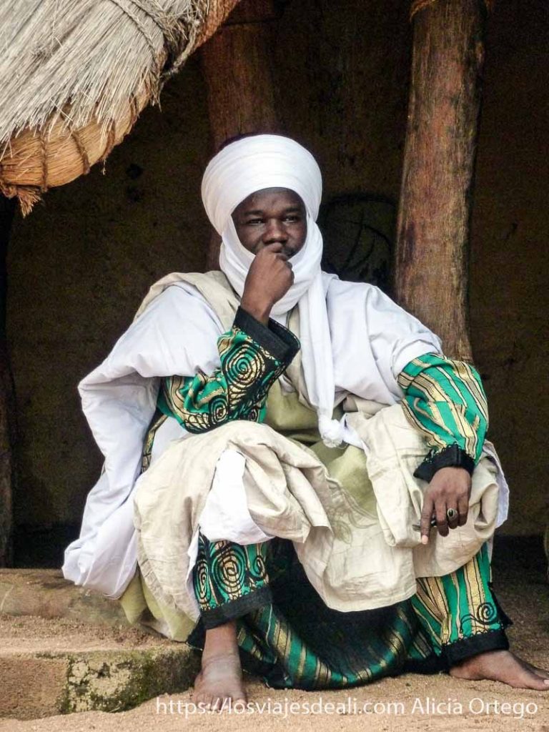 Ngaoundere: encuentro con el Lamido 87 hombre sentado a la sombra con turbante blanco y vestido verde ngaoundere