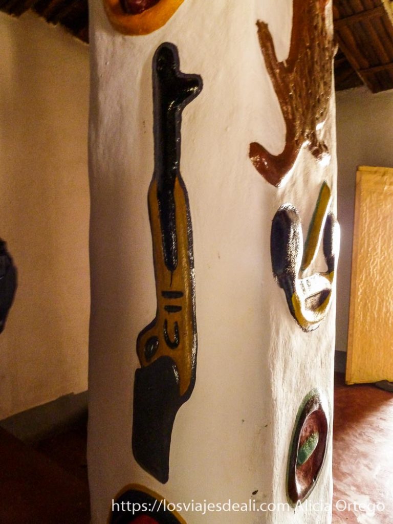 Ngaoundere: encuentro con el Lamido 97 columna donde se ve una escopeta pintada de colores ngaoundere