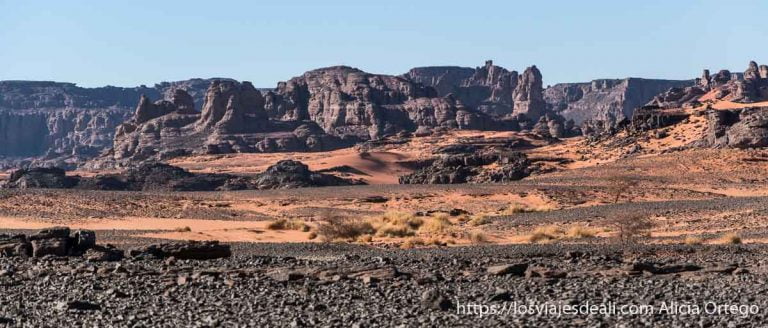 Paisajes del Sahara: el Tadrart en el Parque Nacional del Tassili N'Ajjer 6 tadrart rouge con rocas volcánicas y arena roja paisajes del sahara