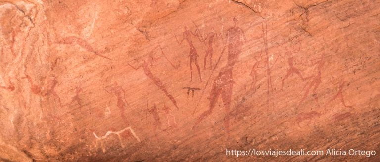 Arte rupestre en el Sahara: la increíble colección del Tassili N'Ajjer 4 pinturas de guerreros en una pared del desierto una muestra del arte rupestre en el sahara