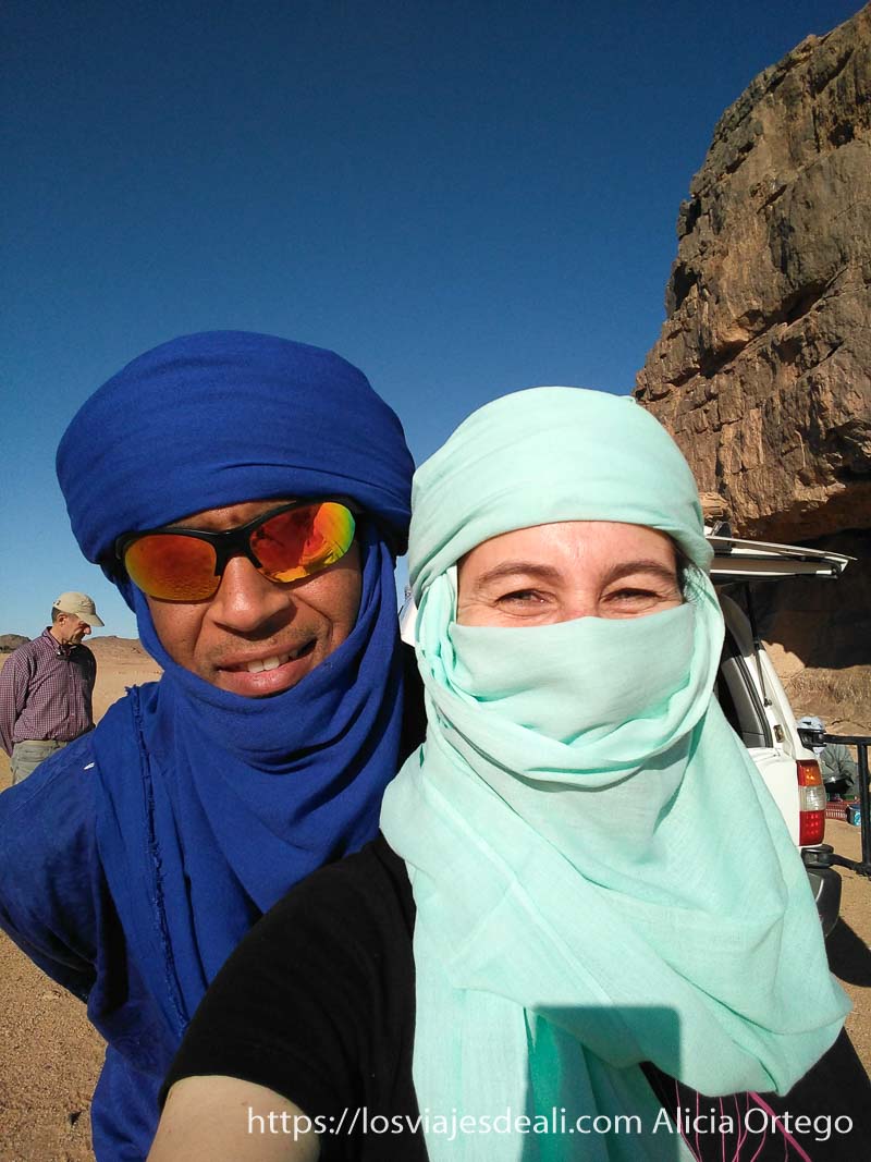 Consejos para viajar a Argelia: Guía completa para planificar tu ruta al Sahara 52 selfie con mokhtar y mi turbante recién puesto consejos para viajar a argelia