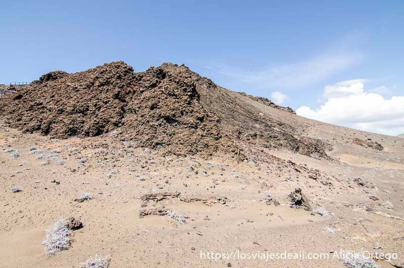 cráter de volcán y cielo muy azul