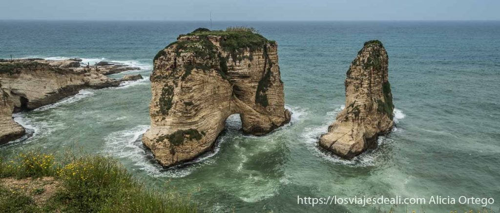 rocas en medio del mar en Beirut llamadas pigeon rocks