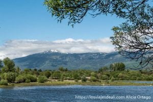 embalse de pinilla con montañas al fondo con algo de nieve en las cumbres