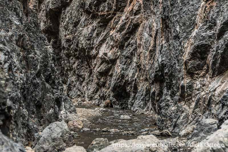 paredes de roca con el río enmedio en el desierto del gobi