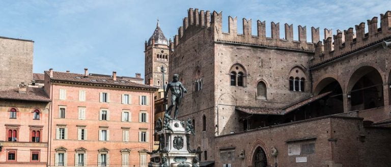 plaza de neptuno con la estatua del dios en bronce y palacios alrededor imprescindibles de bolonia