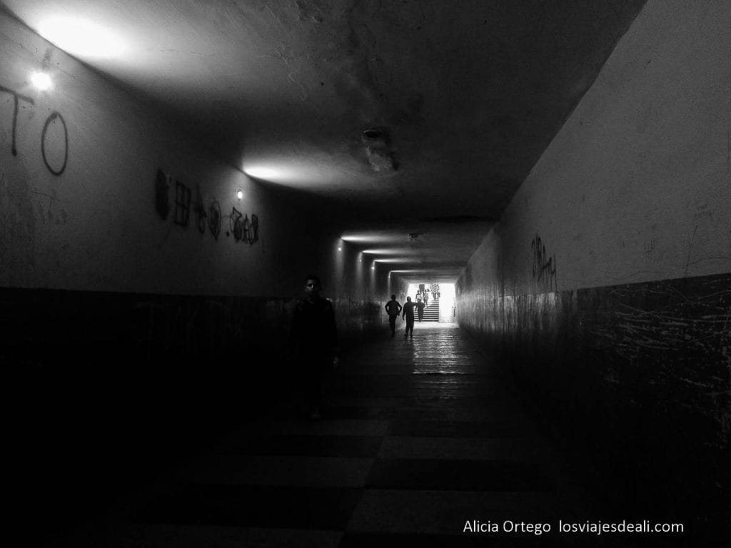 paso subterráneo que da acceso a la mahala