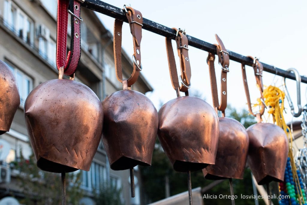 cencerros de cobre que venden los gitanos de bulgaria