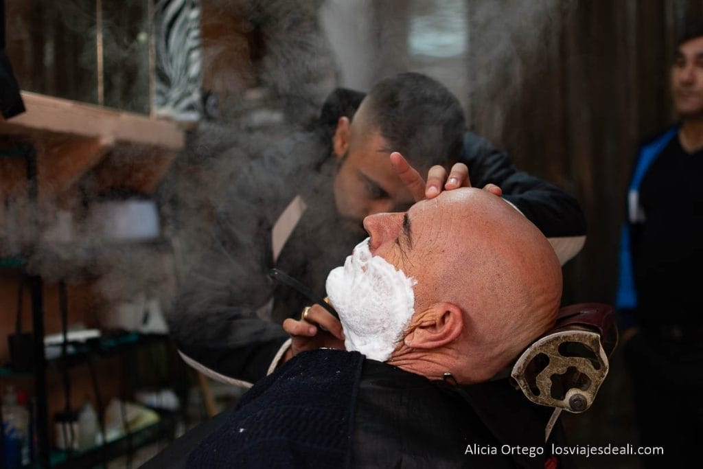 barbero de nadezhda afeitando a un cliente