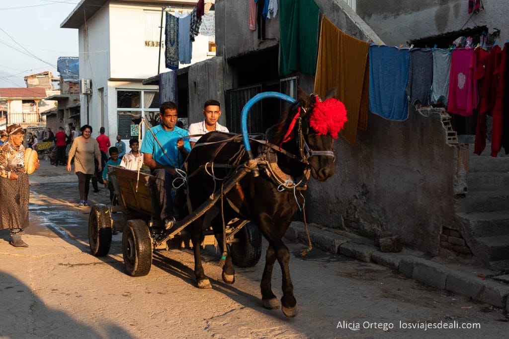 calle del barrio de los gitanos de bulgaria