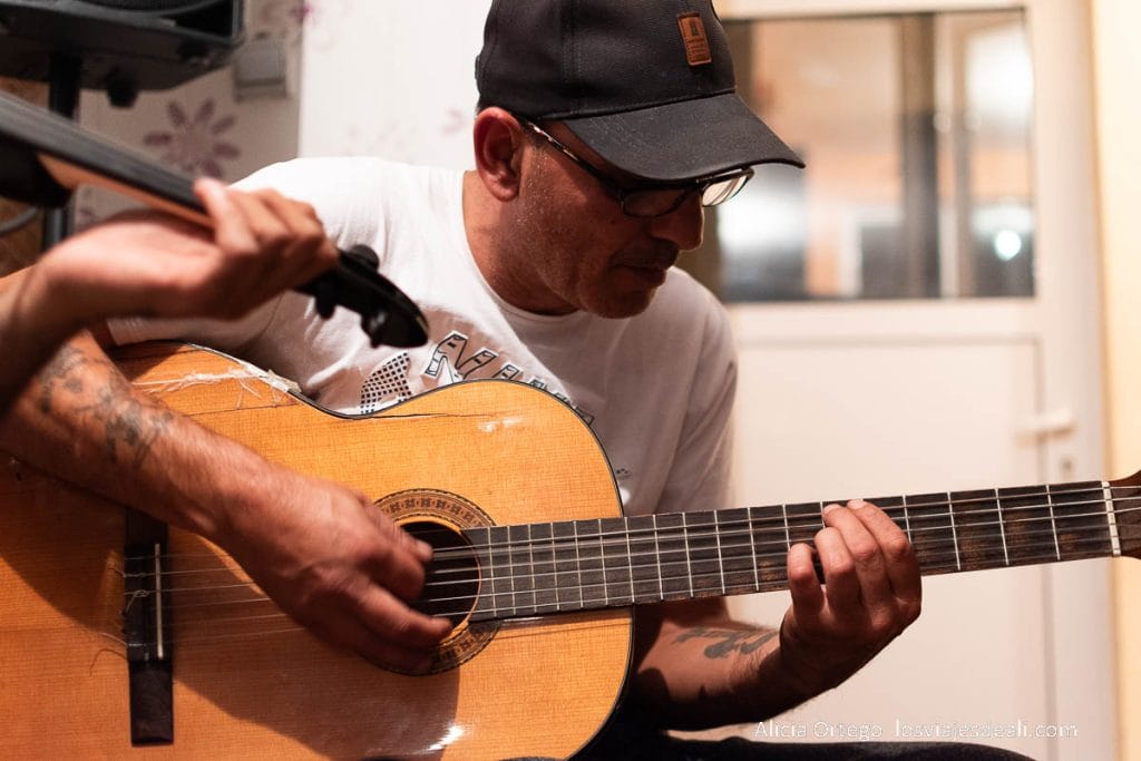 tosko tocando la guitarra en su casa