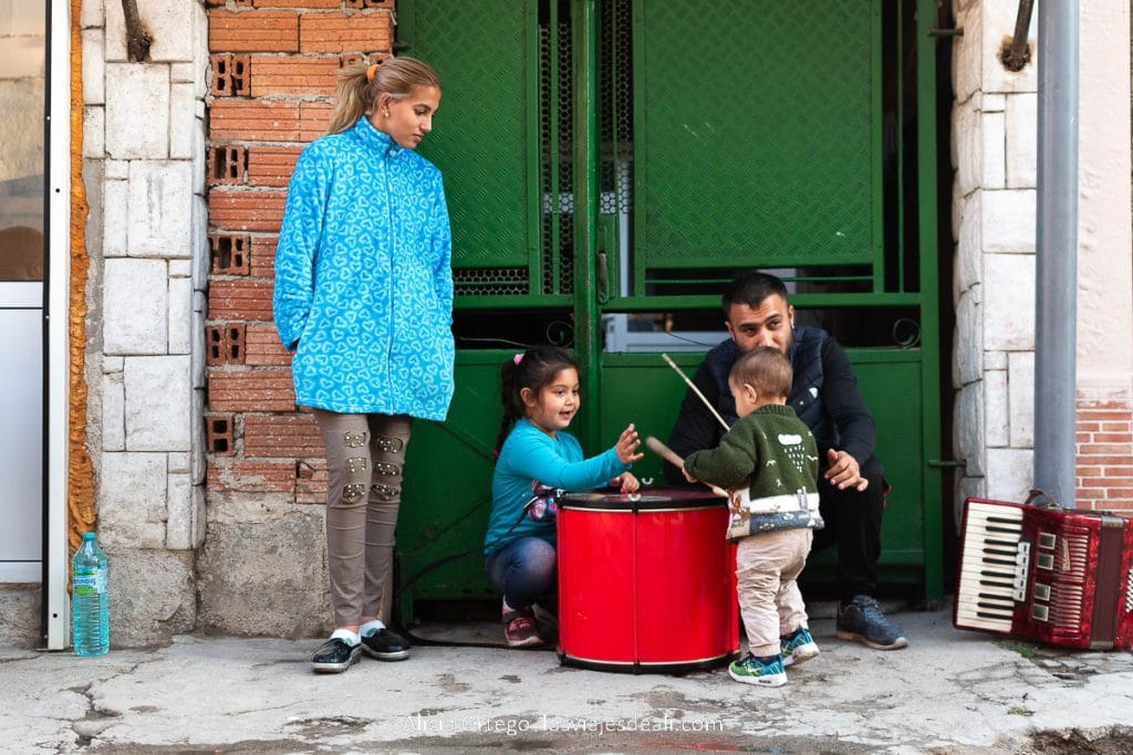 hijo y nietos de tosko con instrumentos de música