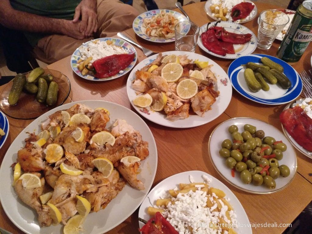 mesa llena de comida