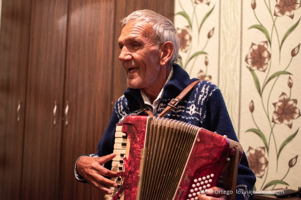 abuelo tocando el acordeón