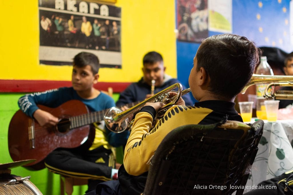 niños tocando música en la escuela