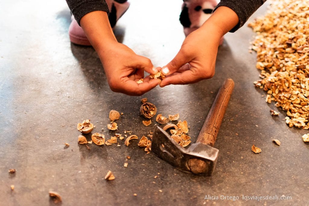 manos pelando nueces