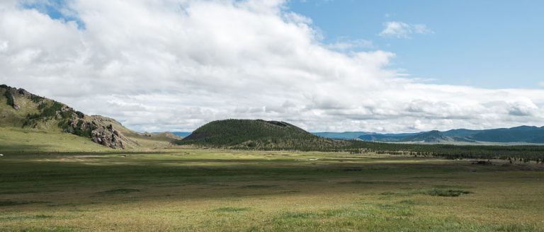 Ruta por Mongolia Central: valles, volcanes y el gran Lago Blanco 4 valle de khorgo con el volcán y delante un gran prado de hierba en mongolia central