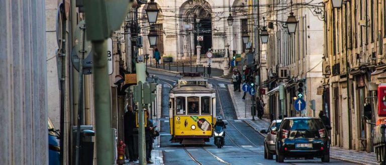 tranvía amarillo circulando por el centro de lisboa