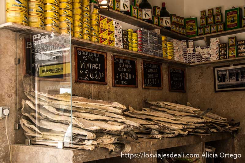 tienda de bacalao y conservas en el centro de lisboa