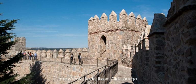 Lugares que ver en Ávila: los imprescindibles para pasar un día perfecto 11 muralla de ávila con gente andando por la pasarela