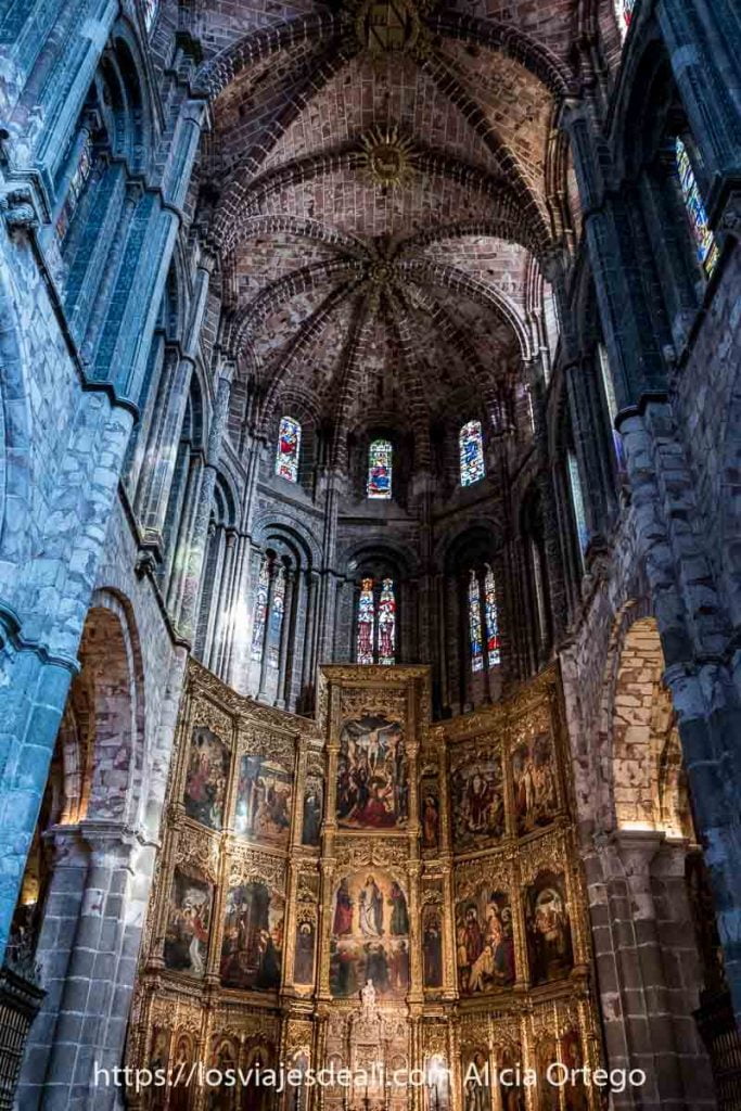 Lugares que ver en Ávila: los imprescindibles para pasar un día perfecto 93 nave central de la catedral de ávila con retablo dorado lleno de pinturas